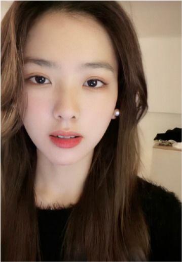 网红女拍照吃瓜,揭秘幕后美食诱惑