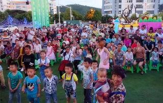 看戏吃瓜围观图片,看戏吃瓜，围观众生相