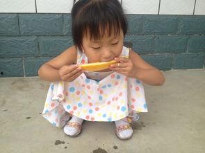 宝宝隔着网吃瓜