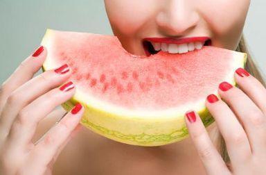 宝宝隔着网吃瓜