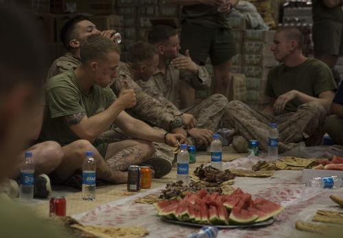 战地一线吃瓜,瓜田里的烽火岁月