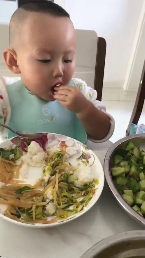 宝宝吃瓜吃饭视频,吃瓜吃饭萌态百出