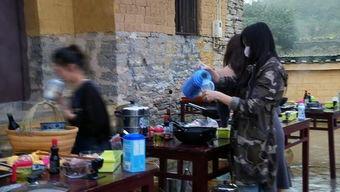 吃瓜群众戴口罩吃瓜群众,疫情下的生活百态  第2张