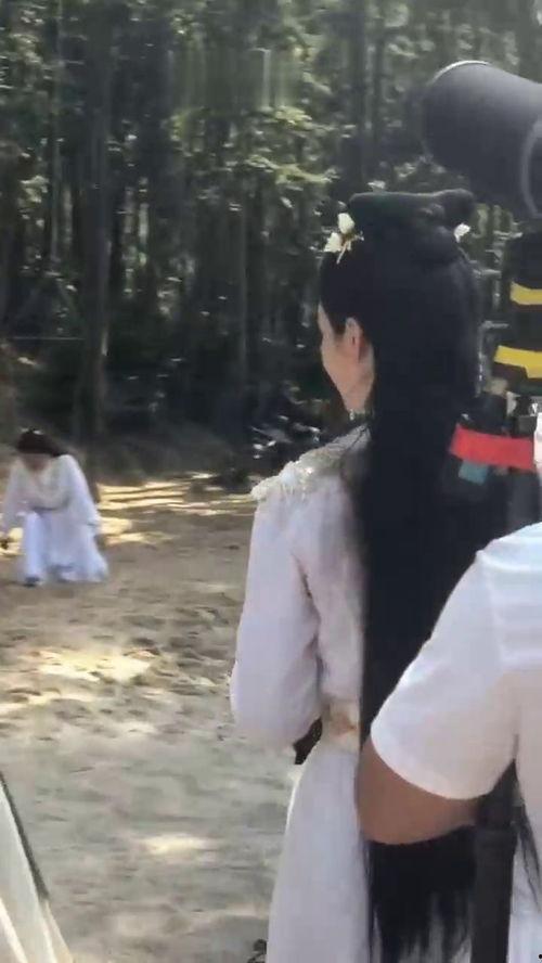 班上吃瓜女  第2张